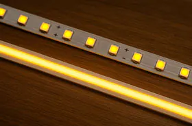 SMD LED-Streifen liegt neben COB LED-Streifen
