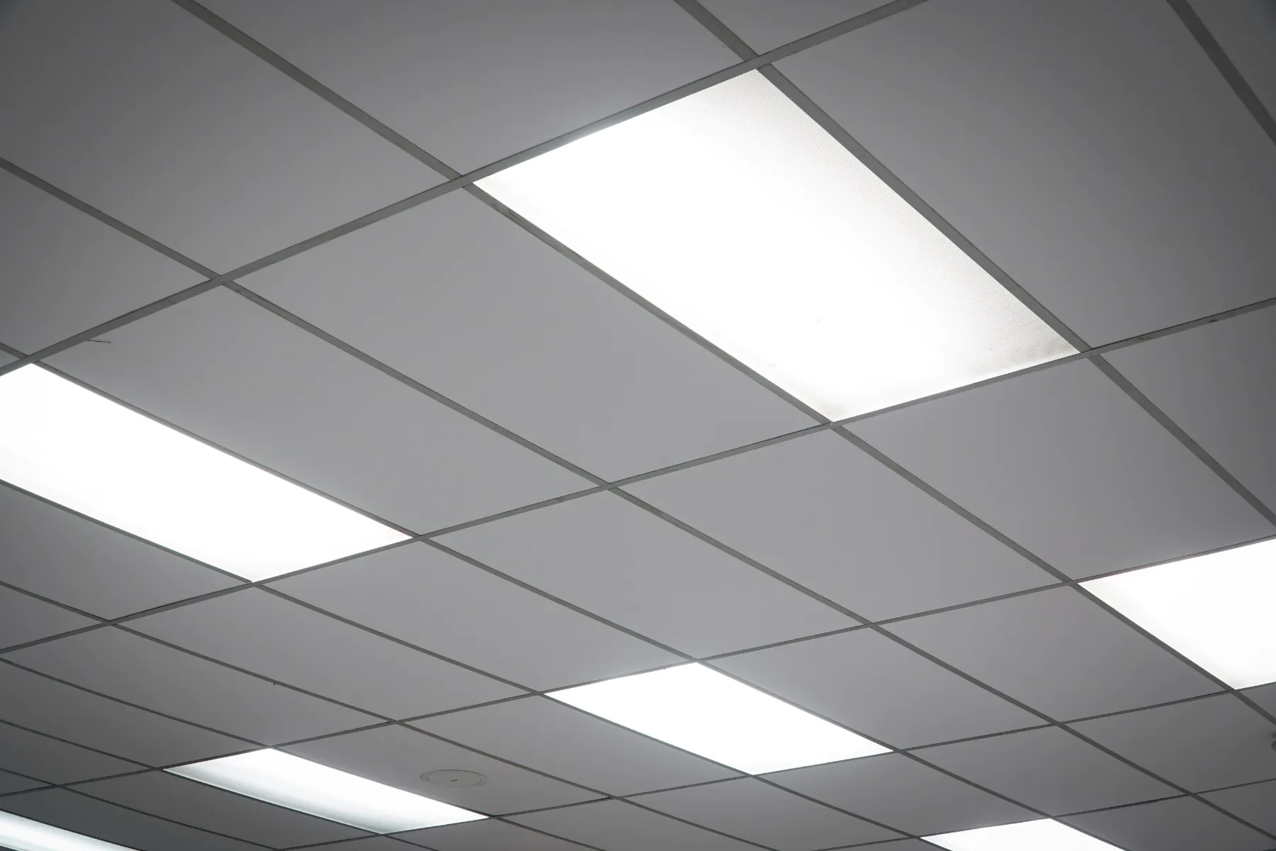 LED-Panel in Rasterleuchte 